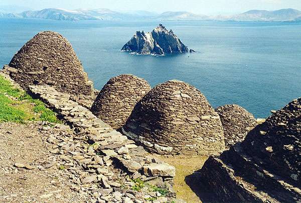 On Skellig Michael, the beehive cells where the monks lived date from more than one period and reflect the development of drystone construction during the early medieval period. ©Arian Zwegers, flickr