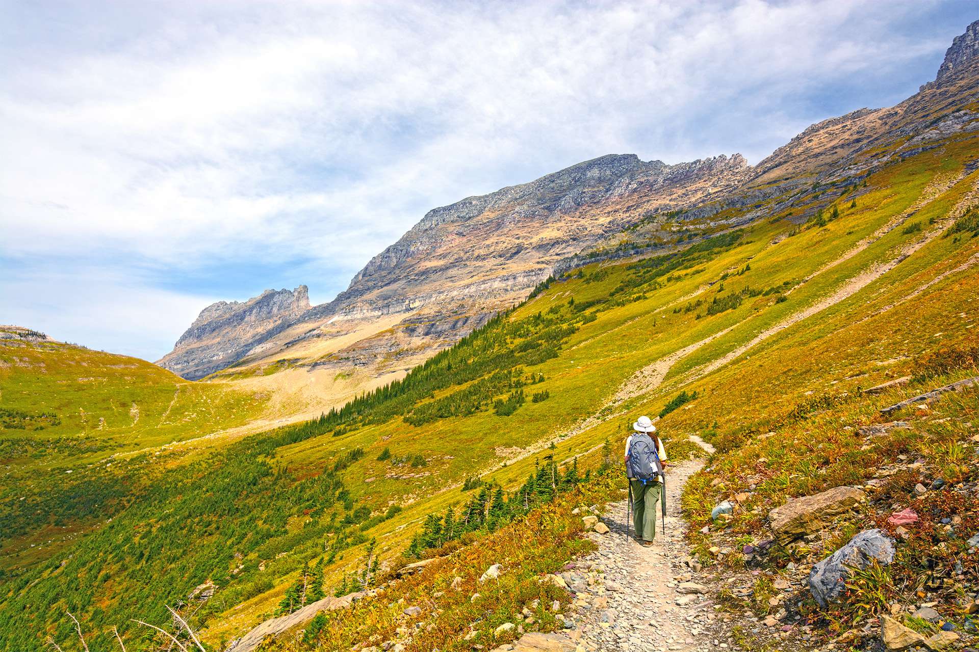 Senderismo en el Highline Trail en el Parque Nacional Glacier en Montana en otoño