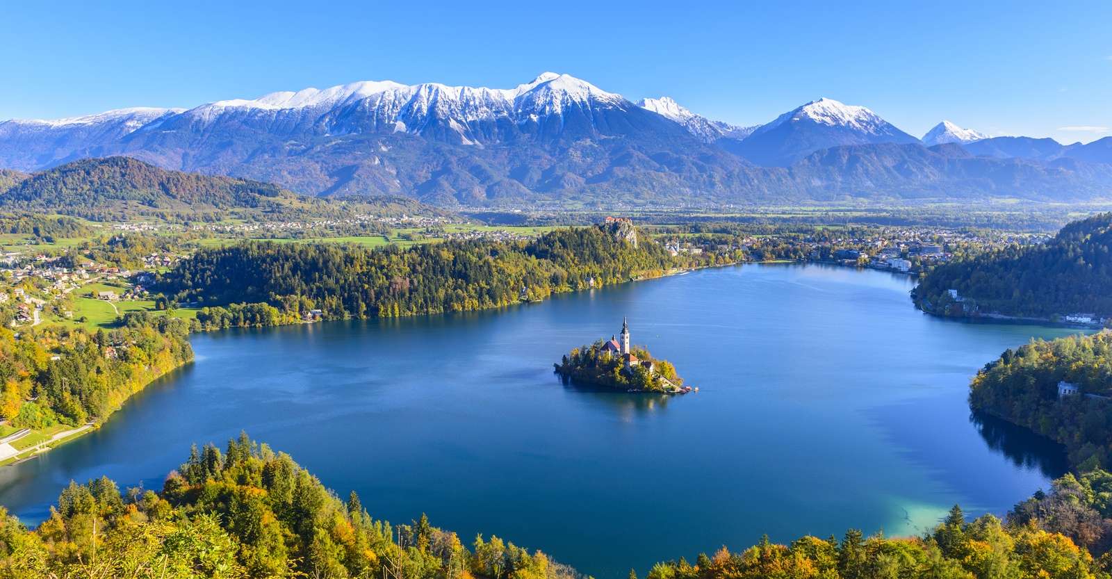 Какие озера находятся в европе. Бледское озеро Словения панорама. Словения озеро Блед пляж. Панорамный вид на озеро. Вид на Триглав с Блед.